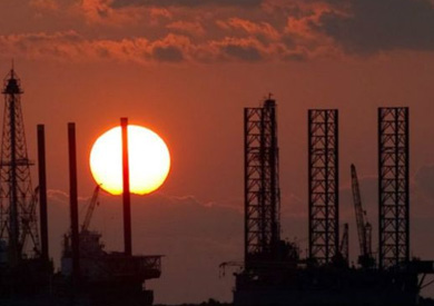 النفط يقفز إلى 50 دولارا للبرميل للمرة الأولى خلال العام